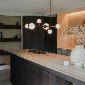 LÁMPARA COLGANTE MODERNA NEGRA CON VIDRIO ESMERILADO 6 LUCES - MONACO ESTÁ ACABADA EN NEGRO Y FABRICADA EN ACERO