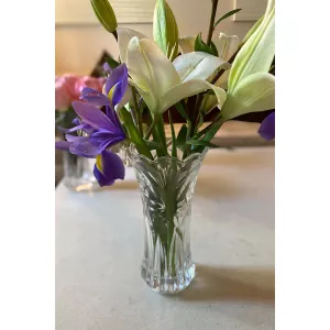 FLORERO DE CRISTAL DISEÑO FLORESMATERIAL: CRISTAL GRUESO Y RESISTENTEMEDIDAS: 10 CM DE DIÁMETRO DE BASE Y 19 CM DE ALTO