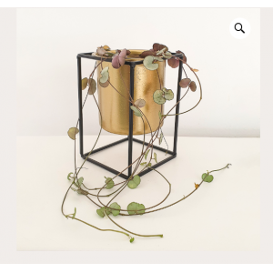 " MACETERO ESTRUCTURA METÁLICA NEGRA Y RECIPIENTE DORADO"
