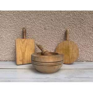 Antiguo juego francés de mortero y mano de madera. Cuenco de madera antiguo y rústico y 2 tablas de madera. cocina rústica francesa